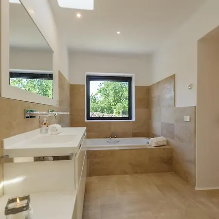 Villa Charming In The Heart Of San Rafael *